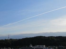 青葉山と飛行機雲 s .jpg